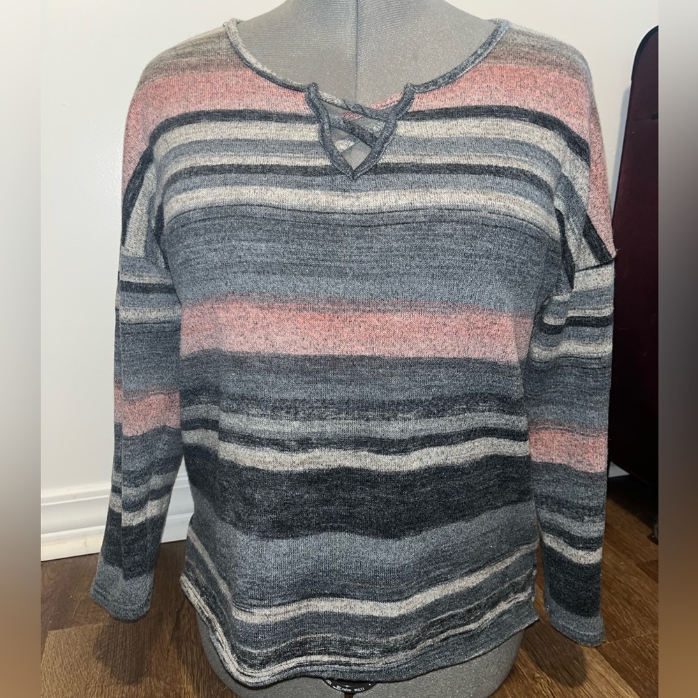 Sunday v-neck sweater - size large